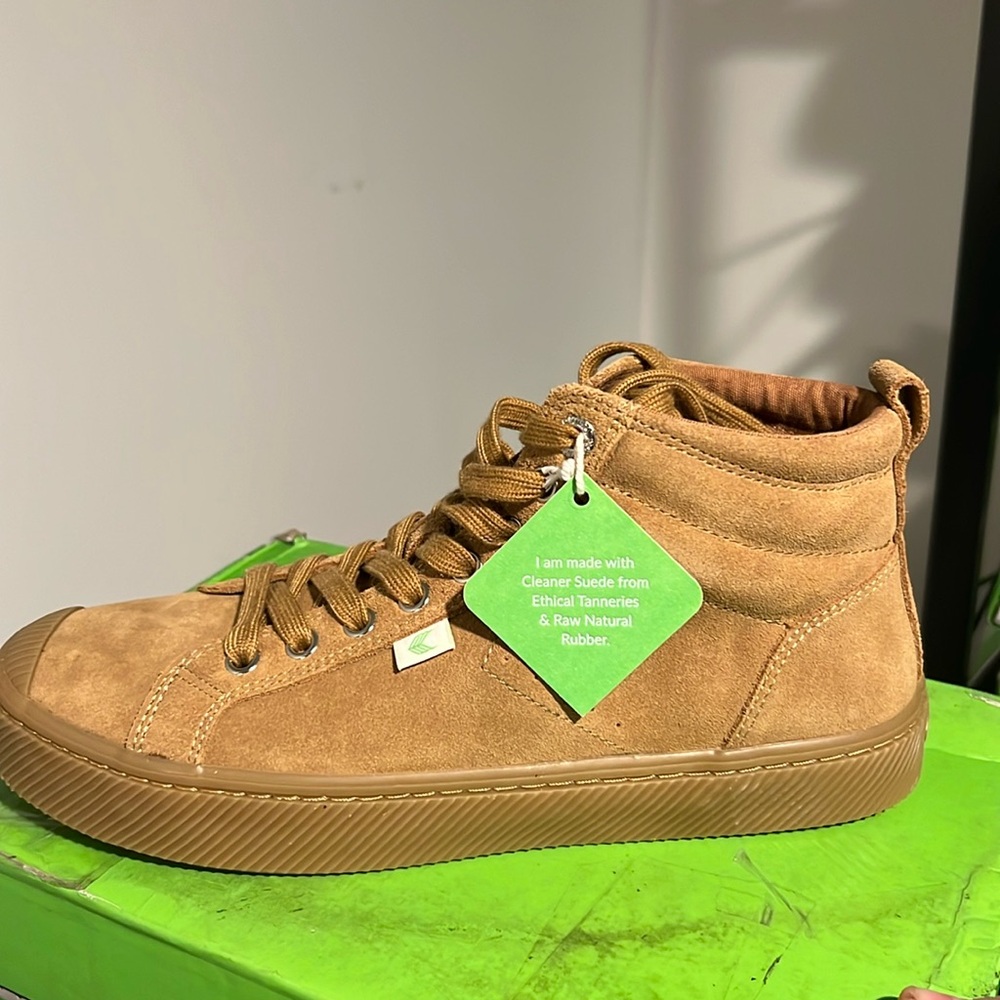 Cariuma OCA Hi Camel Suede 
Unisex Women 9.5 Men 8 
New In Box